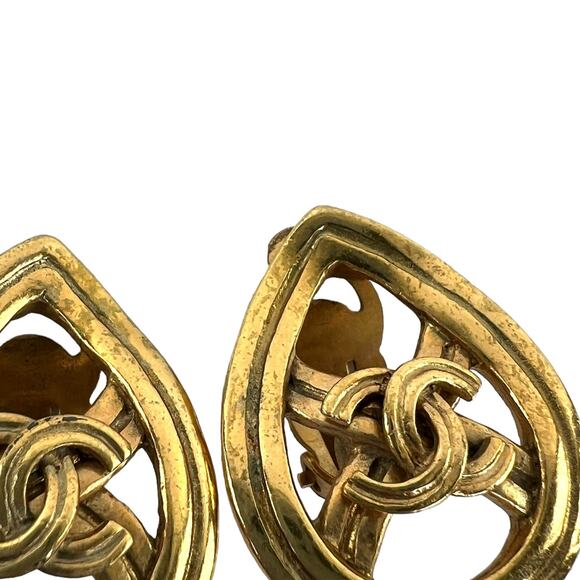 Chanel Vintage CC Teardrop Clip-On Earrings - Picture 7 of 8